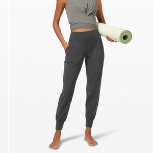 Lululemon align high rise jogger leggings in graphite gray